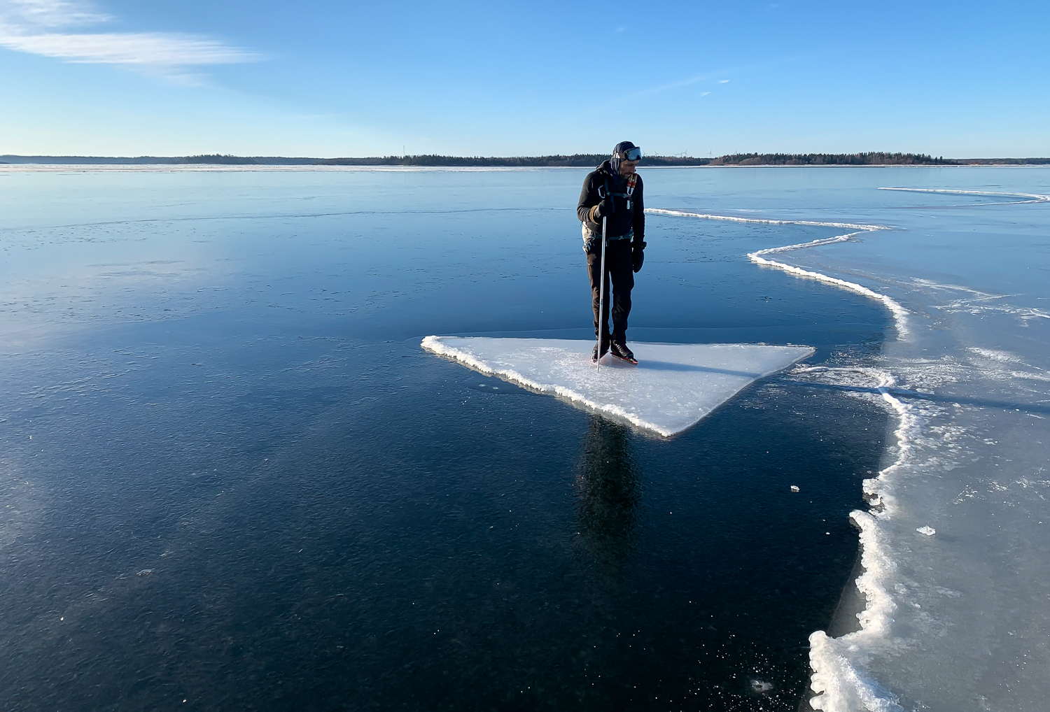 Långfärdsskridskoåkare provåker isflak på Singöfjärden, Stockholms norra skärgård